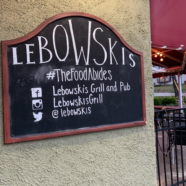 รูปภาพถ่ายที่ Lebowski&#39;s Neighborhood Grill โดย Marty N. เมื่อ 3/21/2019