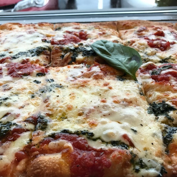 Foto scattata a Carluccio&#39;s Coal Fired Pizza da Marty N. il 9/9/2018