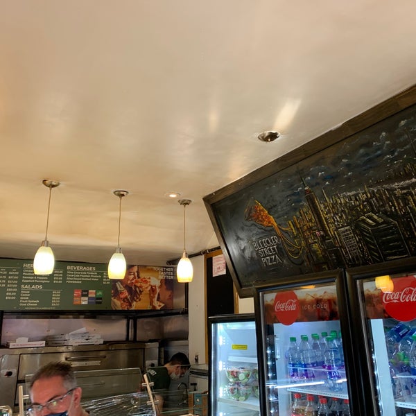 5/1/2021 tarihinde Marty N.ziyaretçi tarafından Bleecker Street Pizza'de çekilen fotoğraf