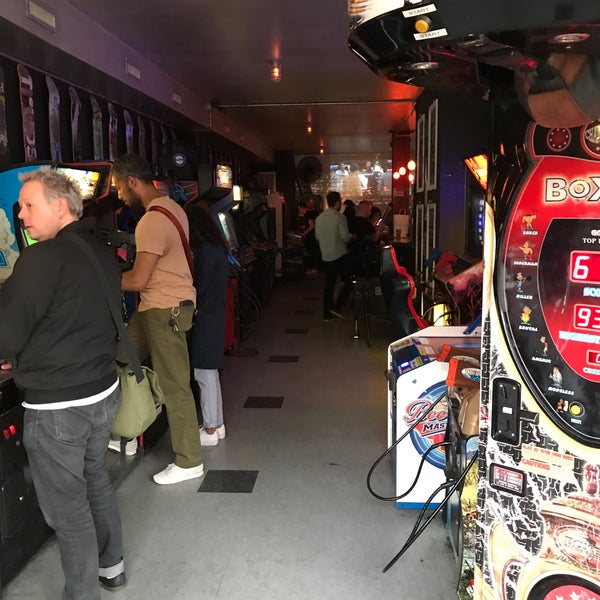 Foto tirada no(a) Two-Bit&#39;s Retro Arcade por Marty N. em 4/13/2018