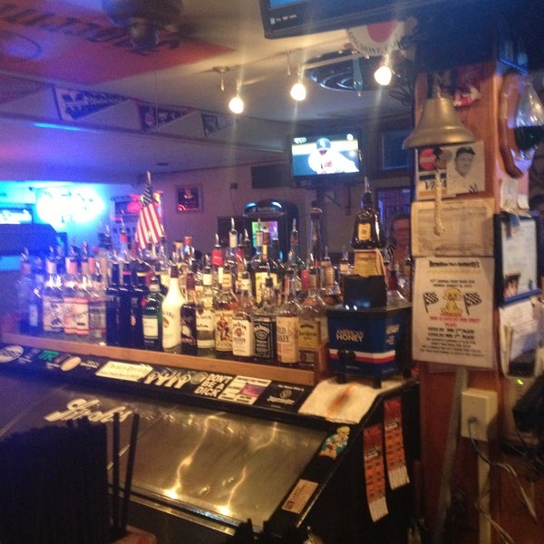 รูปภาพถ่ายที่ Rudy&#39;s Bar &amp; Grill โดย Doug H. เมื่อ 8/1/2013