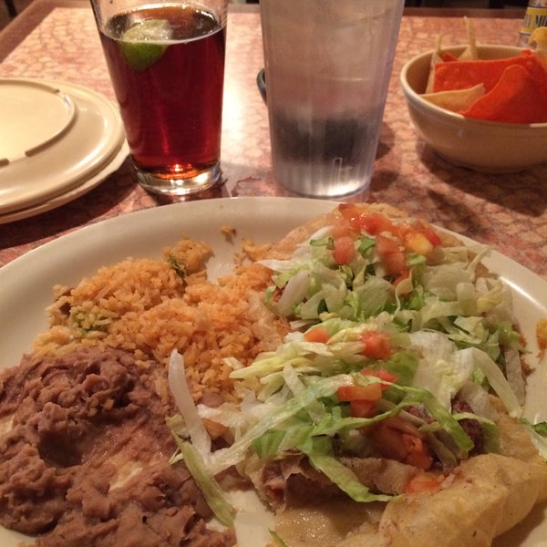 Foto tirada no(a) Los Barrios Mexican Restaurant por Chris B. em 6/22/2015