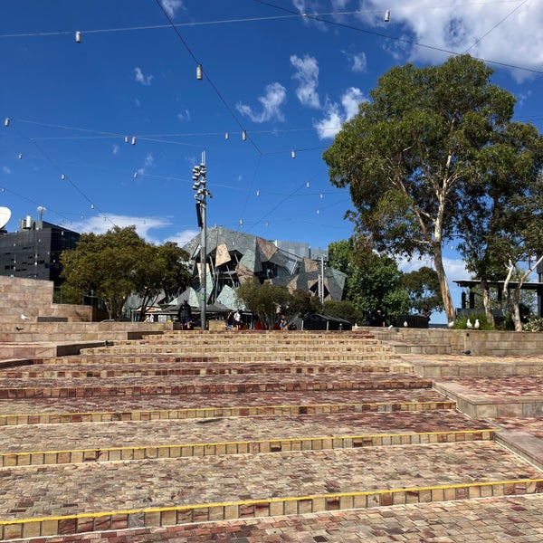 Foto tirada no(a) Federation Square por Kane S. em 10/2/2023