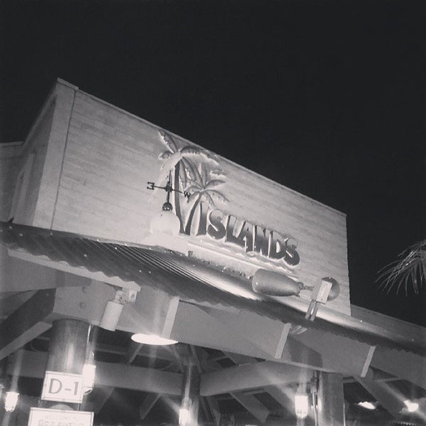 รูปภาพถ่ายที่ Islands Restaurant โดย Jason เมื่อ 6/15/2013
