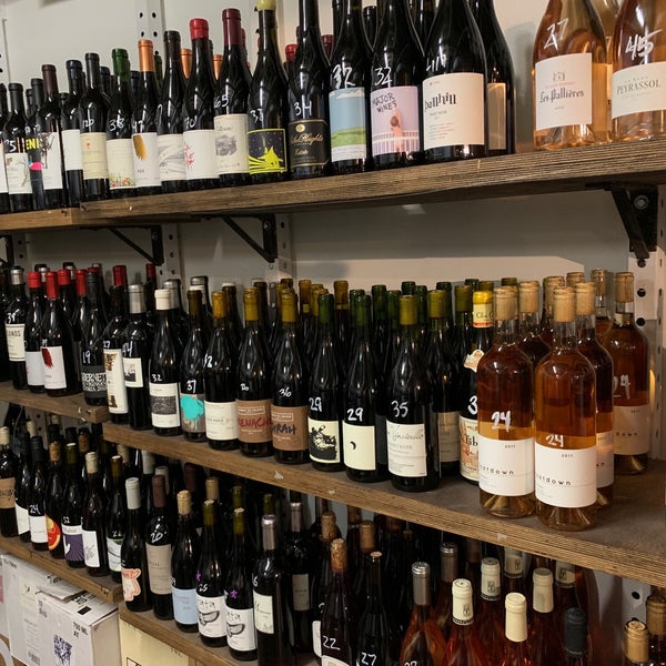 Foto scattata a Vino Carta - Wine Shop &amp; Bar da Javier C. il 2/3/2019