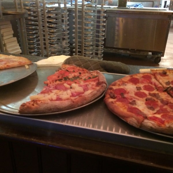 Foto scattata a North Beach Pizza da Eric A. il 4/21/2014