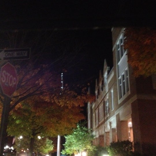 10/22/2012 tarihinde Eric A.ziyaretçi tarafından Natick Town Hall'de çekilen fotoğraf