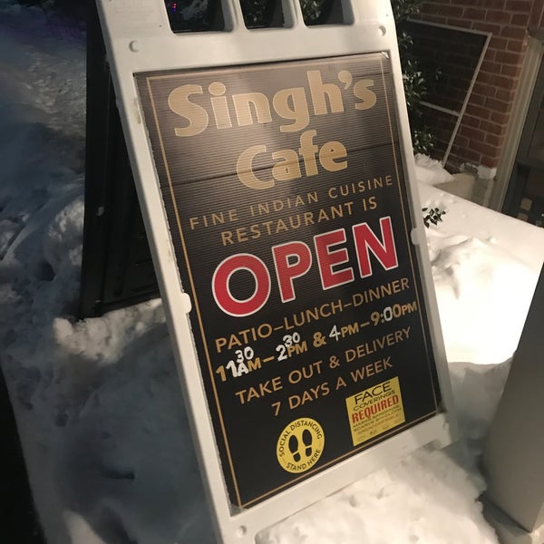 รูปภาพถ่ายที่ Singh&#39;s Cafe โดย Eric A. เมื่อ 2/8/2021