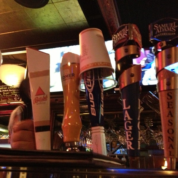 1/8/2013 tarihinde Eric A.ziyaretçi tarafından Knuckles Sports Bar'de çekilen fotoğraf