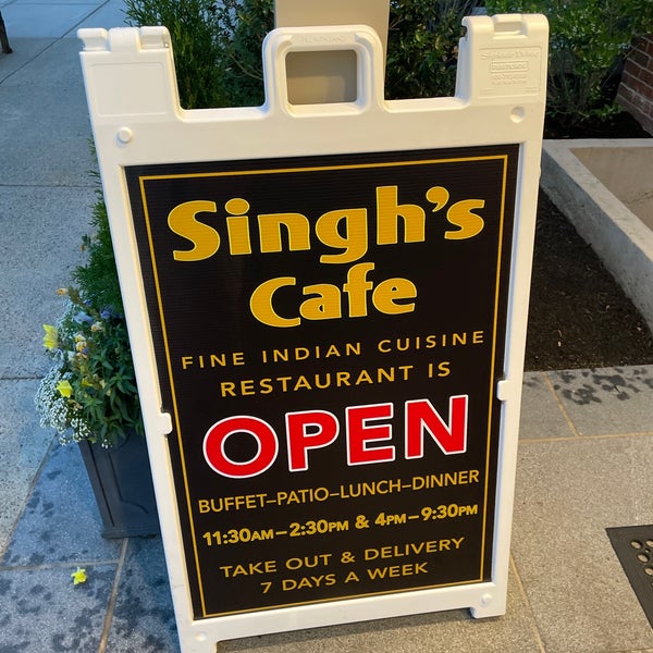 รูปภาพถ่ายที่ Singh&#39;s Cafe โดย Eric A. เมื่อ 6/12/2021