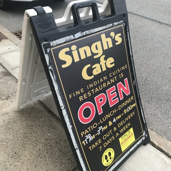 รูปภาพถ่ายที่ Singh&#39;s Cafe โดย Eric A. เมื่อ 4/19/2021