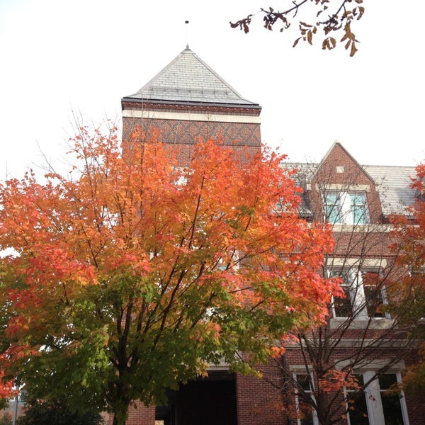 10/19/2013 tarihinde Eric A.ziyaretçi tarafından Natick Town Hall'de çekilen fotoğraf