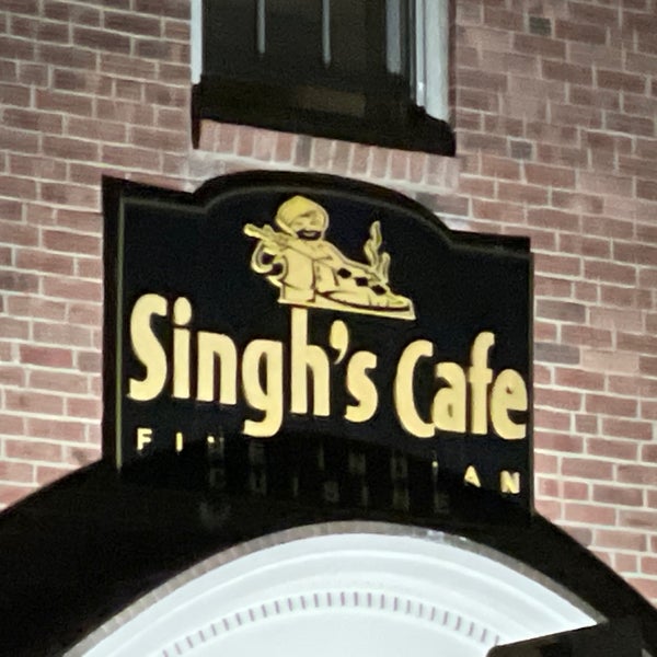Снимок сделан в Singh&#39;s Cafe пользователем Eric A. 11/4/2021
