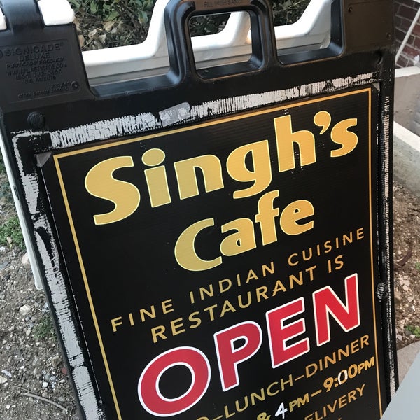 รูปภาพถ่ายที่ Singh&#39;s Cafe โดย Eric A. เมื่อ 4/5/2021