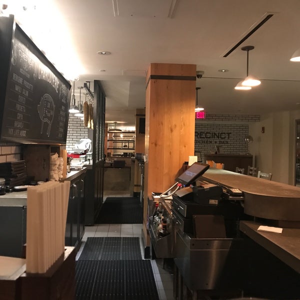 1/14/2020 tarihinde Eric A.ziyaretçi tarafından Precinct Kitchen &amp; Bar'de çekilen fotoğraf