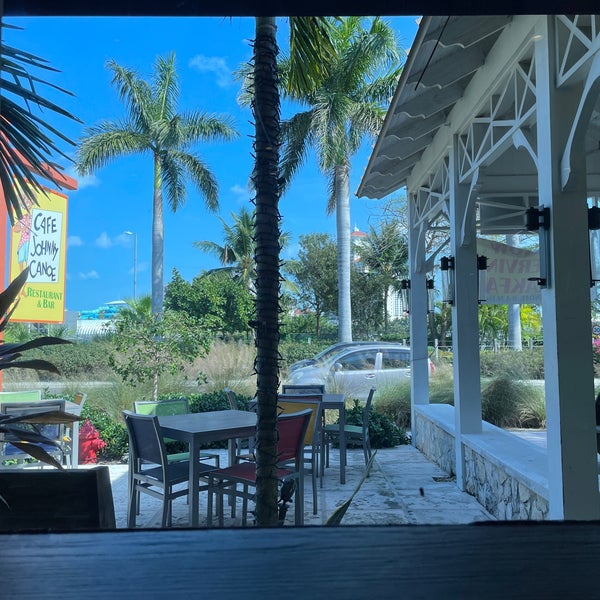 Café Johnny Canoe West Bay Street