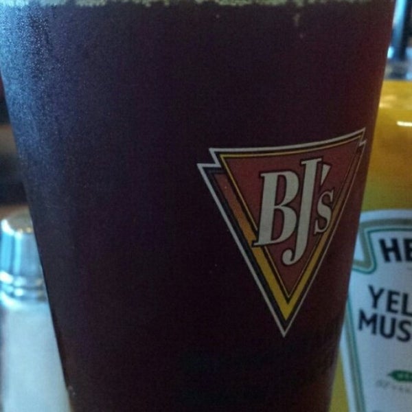 Photo taken at BJ&#39;s Restaurant &amp; Brewhouse by Edward G. on 10/26/2014