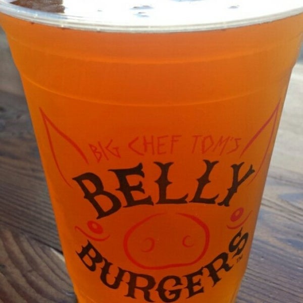 Foto diambil di Big Chef Tom’s Belly Burgers oleh Edward G. pada 10/5/2014