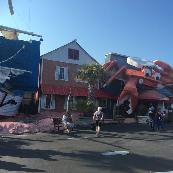 Foto scattata a Giant Crab Seafood Restaurant da Theresa W. il 5/13/2018