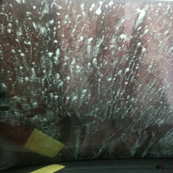 รูปภาพถ่ายที่ Madison Car Wash โดย tony m. เมื่อ 9/21/2013