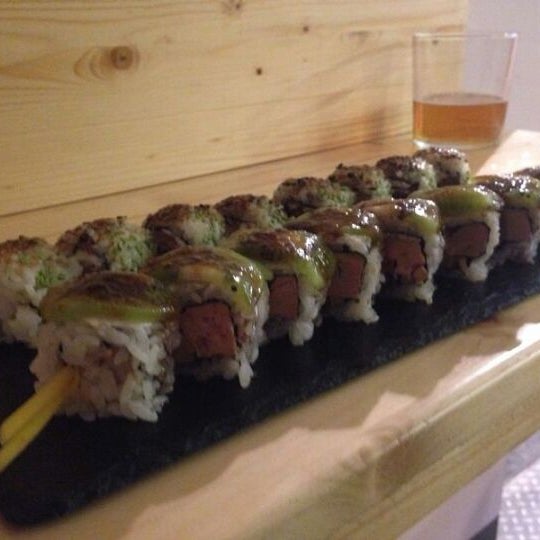 Снимок сделан в The Sushi Room пользователем Mariana M. 3/27/2014