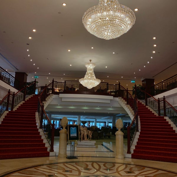 Foto diambil di Grand Hotel Excelsior oleh Milena M. pada 4/10/2019