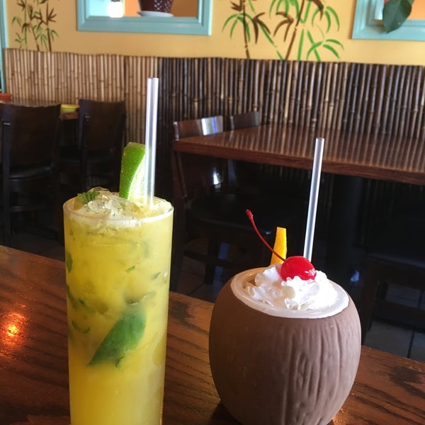 Das Foto wurde bei Coconuts Caribbean Restaurant &amp; Bar von Irina S. am 6/10/2017 aufgenommen