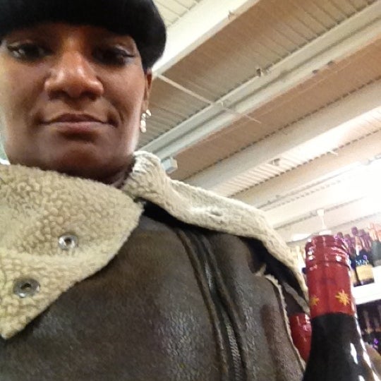 Foto tirada no(a) Westchester Wine Warehouse por Shona T. em 11/21/2012