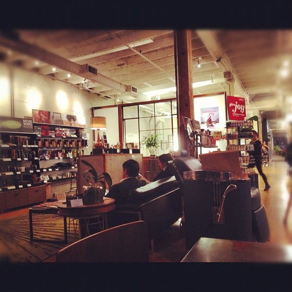 Foto scattata a The Barber Lounge da Reyner T. il 11/21/2012