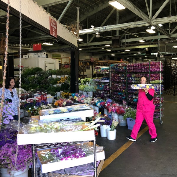Foto tirada no(a) SF Flower Mart por Reyner T. em 6/8/2018