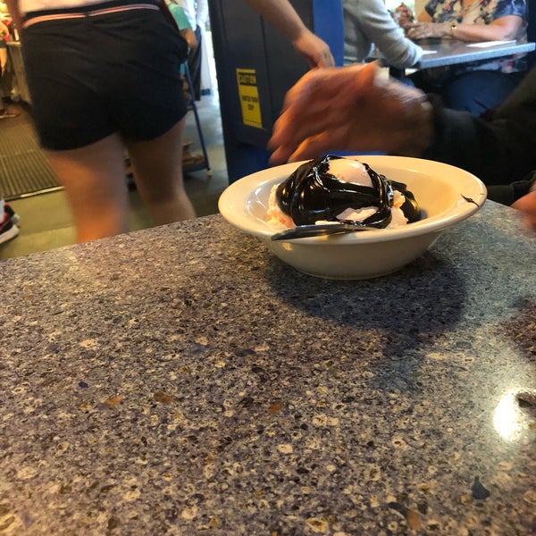 8/31/2018 tarihinde Liz T.ziyaretçi tarafından Four Seas Ice Cream'de çekilen fotoğraf