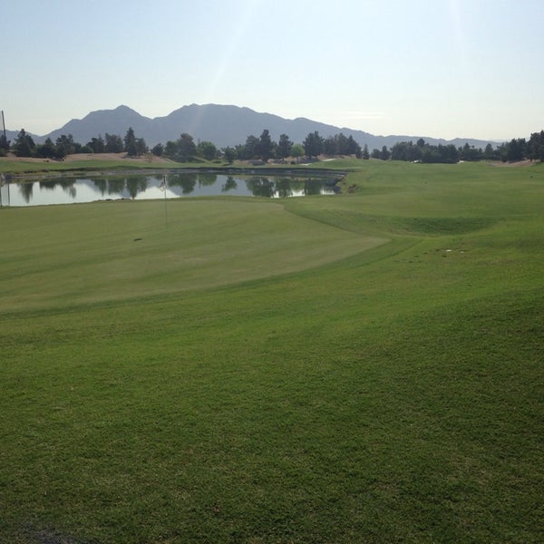 Foto scattata a Desert Pines Golf Club and Driving Range da Jack S. il 4/20/2014