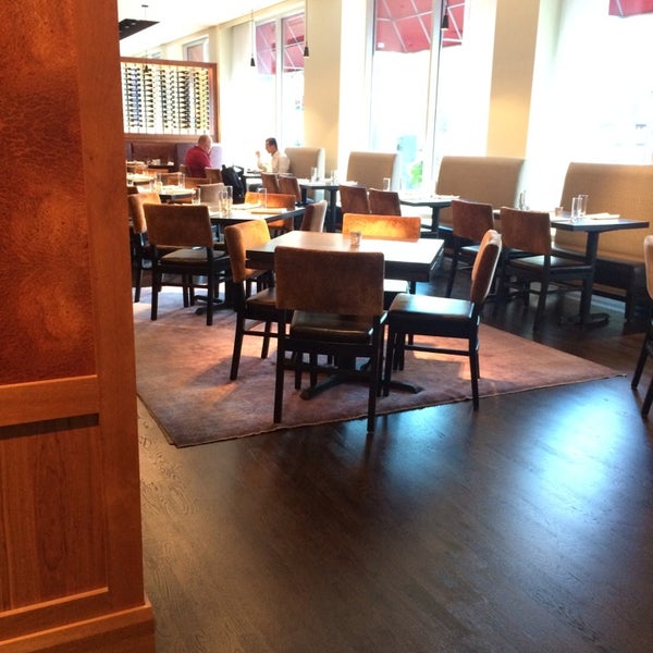 7/22/2014にJacki P.がMarin Restaurant &amp; Barで撮った写真