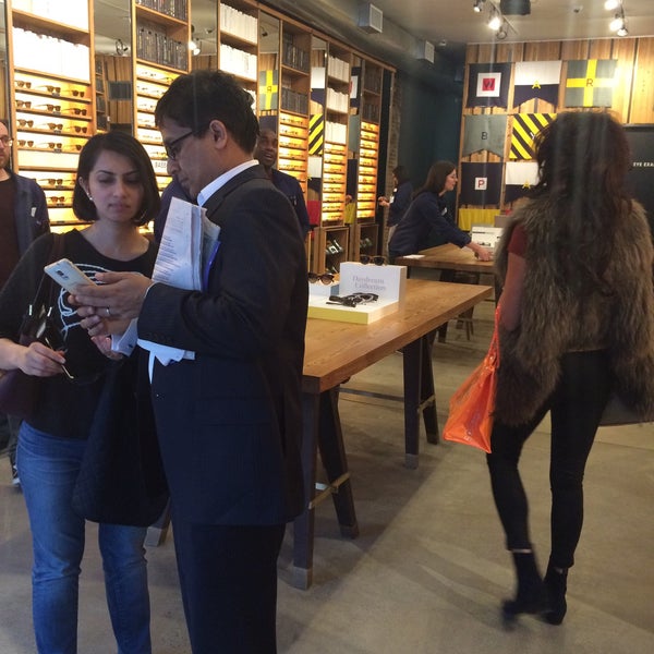 4/14/2015에 Jacki P.님이 Warby Parker New York City HQ and Showroom에서 찍은 사진