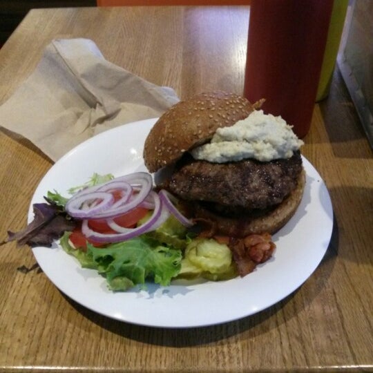 Foto diambil di 67 Burger oleh Tonton F. pada 1/12/2013