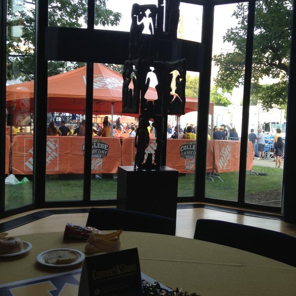 Снимок сделан в University Of Michigan Alumni Association пользователем Jay S. 9/7/2013