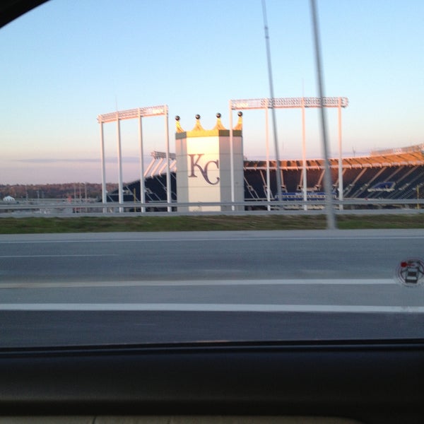 รูปภาพถ่ายที่ Kauffman Stadium โดย Jay S. เมื่อ 4/20/2013