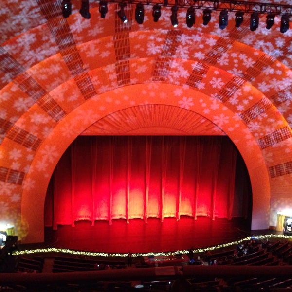 รูปภาพถ่ายที่ Radio City Music Hall โดย Mike H. เมื่อ 12/19/2014