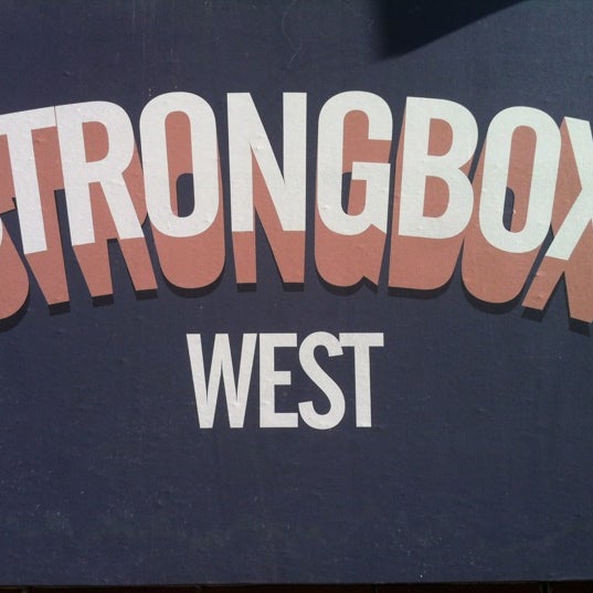 Photo prise au StrongBox West par Collin F. le10/10/2012