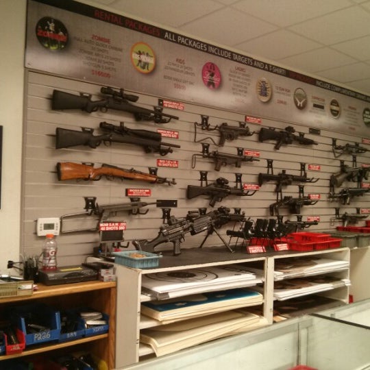 Das Foto wurde bei The Gun Store von Dinh N. am 12/13/2012 aufgenommen