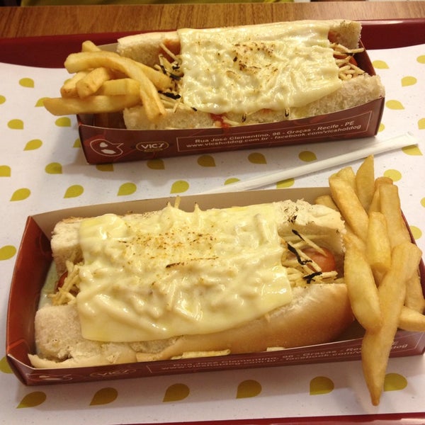 Das Foto wurde bei Vic&#39;s Hot Dog Gourmet von Priscilla P. am 7/10/2013 aufgenommen