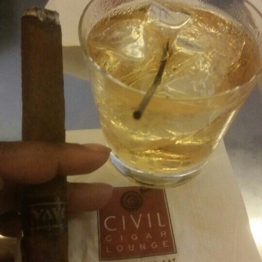 Photo prise au Civil Cigar Lounge par April le8/28/2015