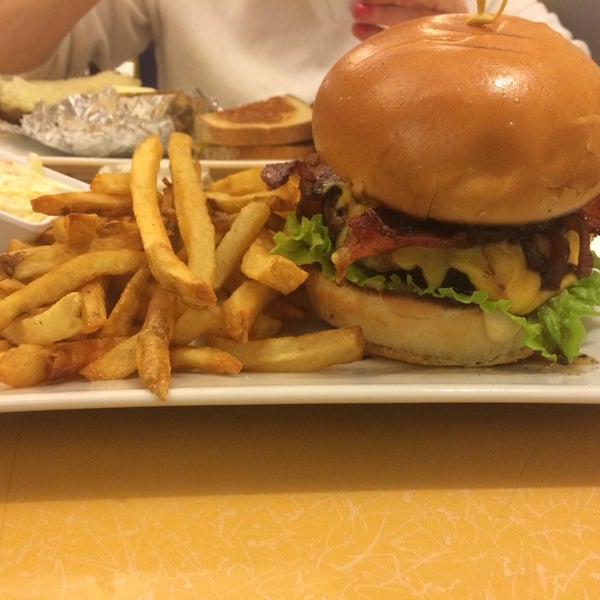 Foto tirada no(a) Burger Heaven por Дэвид Р. em 1/17/2014