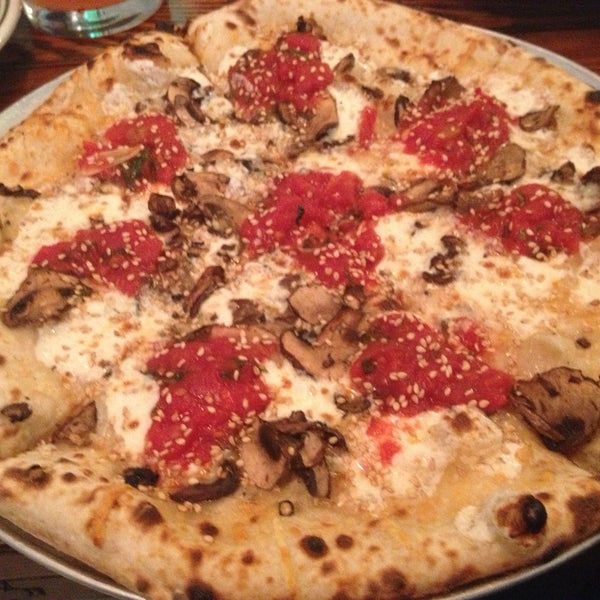 5/4/2013にchristina lynn agathaがRoberta&#39;s Pizzaで撮った写真