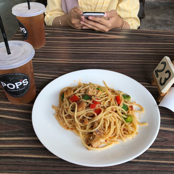 Photo taken at PoP&#39;s Eatery by Farah D. on 3/19/2018