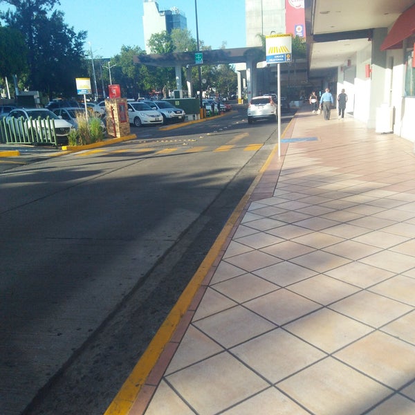 Foto tirada no(a) Plaza del Sol por Roberto M. em 3/14/2018