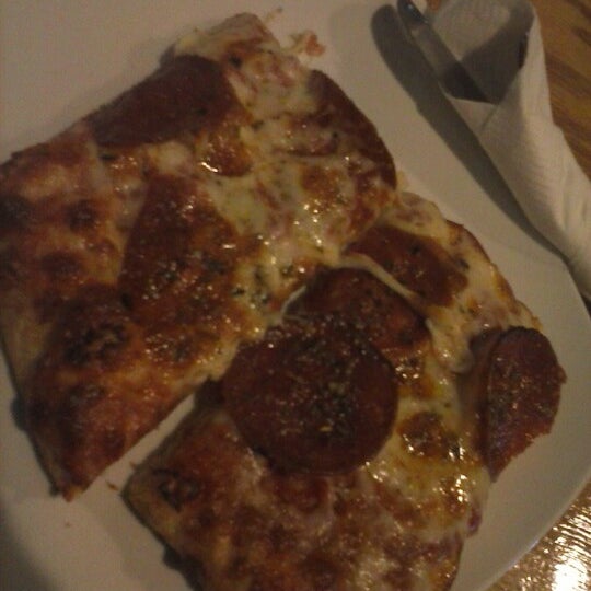 Foto diambil di Lido&#39;s Pizza &amp; Restaurant oleh Destiny M. pada 1/20/2013