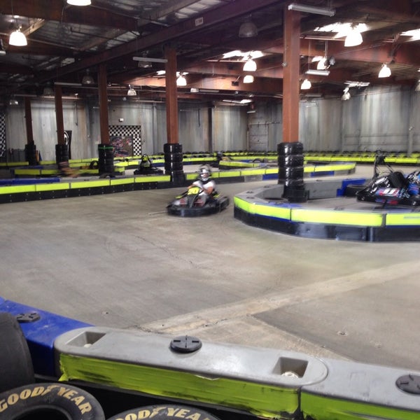 Снимок сделан в Racer&#39;s Edge Indoor Karting пользователем Candice J. 8/24/2014