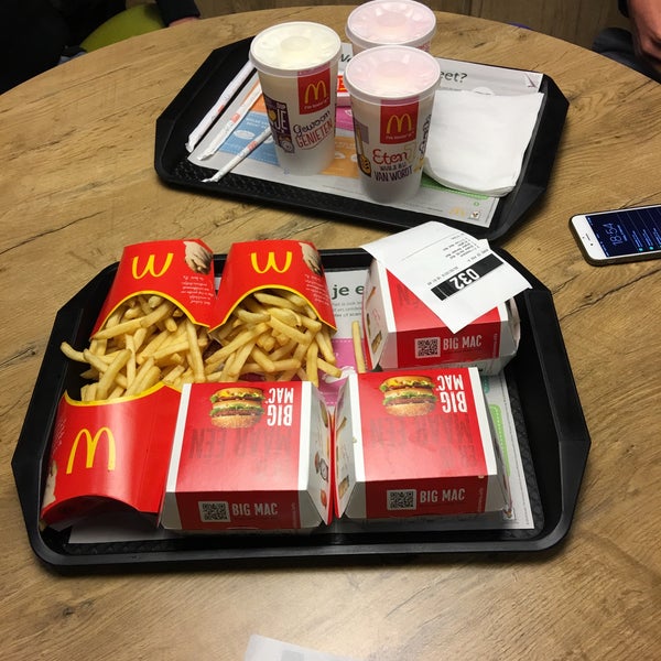 รูปภาพถ่ายที่ McDonald&#39;s โดย Zuzu เมื่อ 2/5/2016