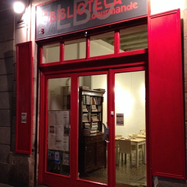Photo taken at La Biblioteca Gourmande by Rafel A. on 11/20/2013